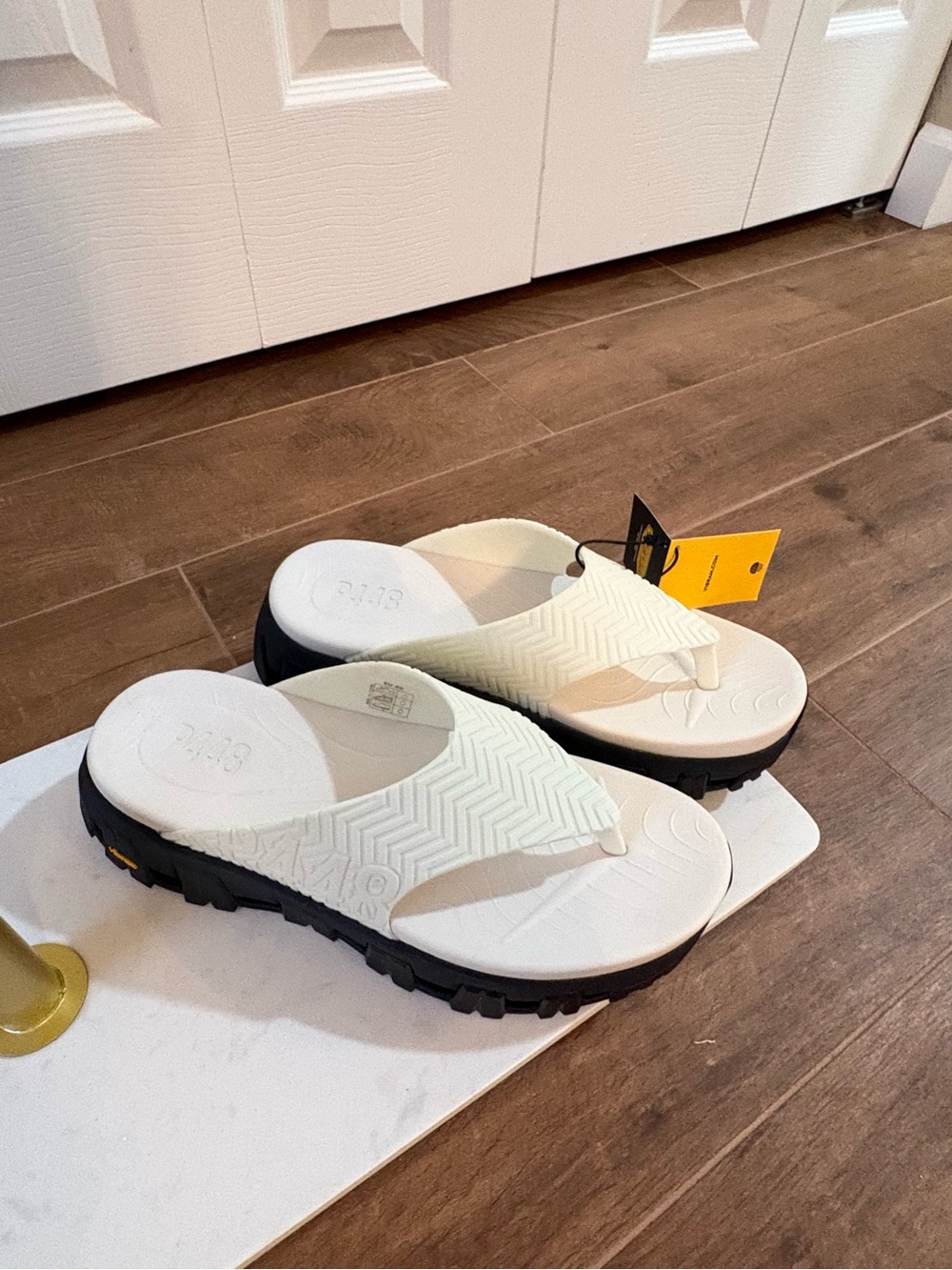 P448 Vibram Sandals NWT With Packaging White With Black Cushioned Soles Size 40